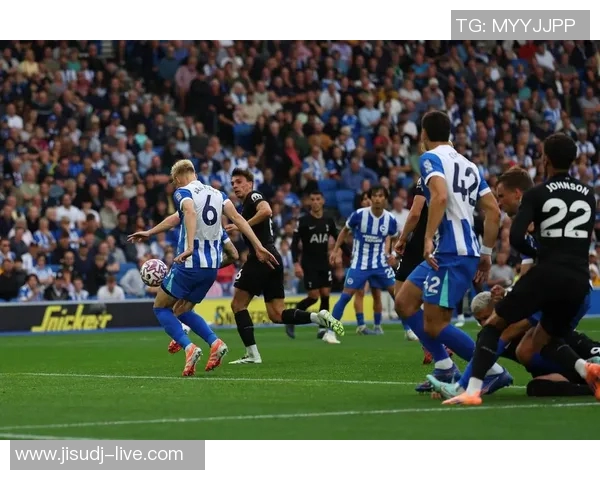 英超焦点战切尔西小胜巴萨红牌争议引发全场热议与数据分析